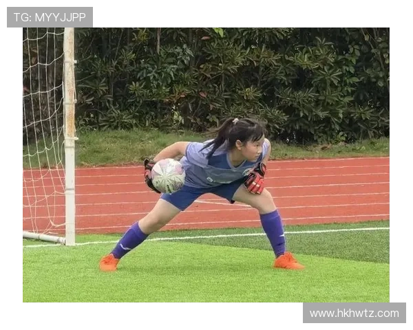 双脚均衡的足球明星如何在赛场上展现独特魅力与技术优势